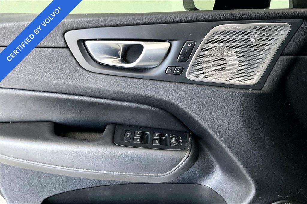 2024 Volvo XC60 Recharge Plug-In Hybrid Ultimate Black Edition