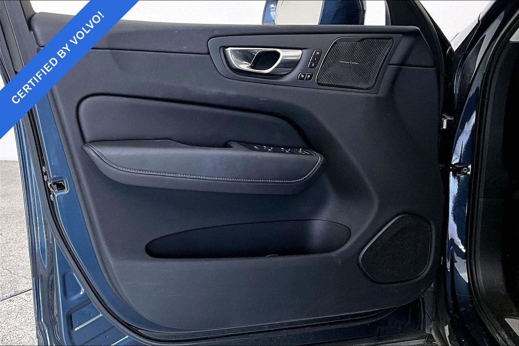 2023 Volvo XC60 B5 Ultimate Bright Theme