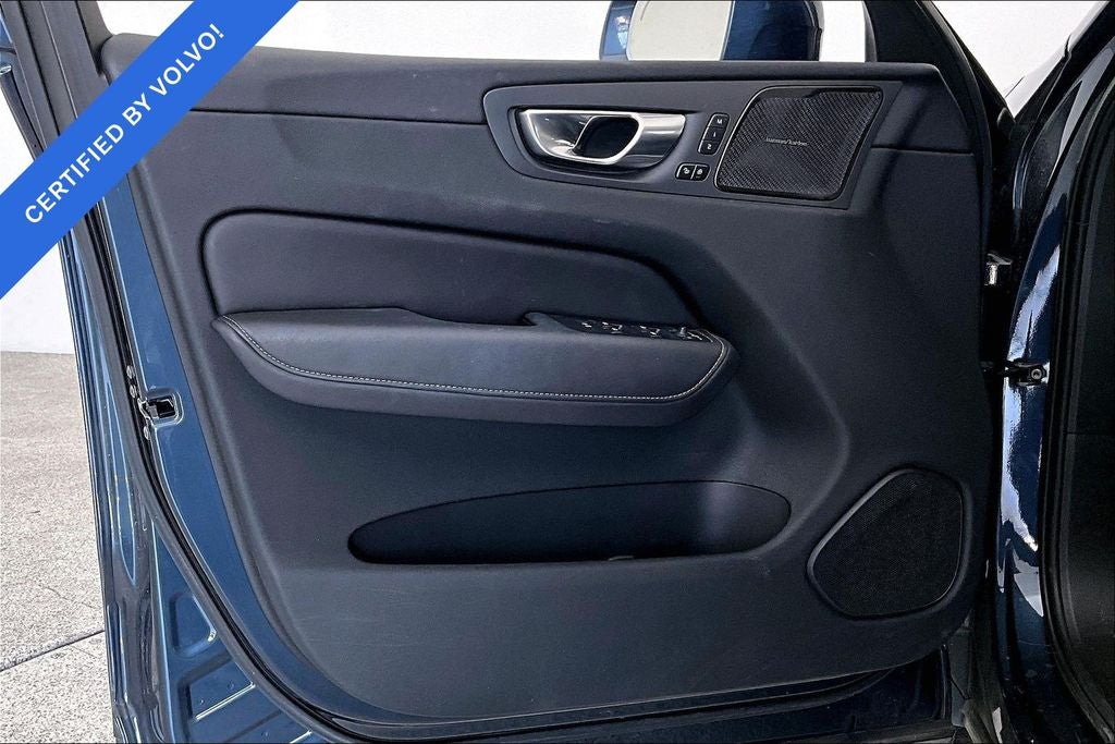2023 Volvo XC60 B5 Ultimate Bright Theme
