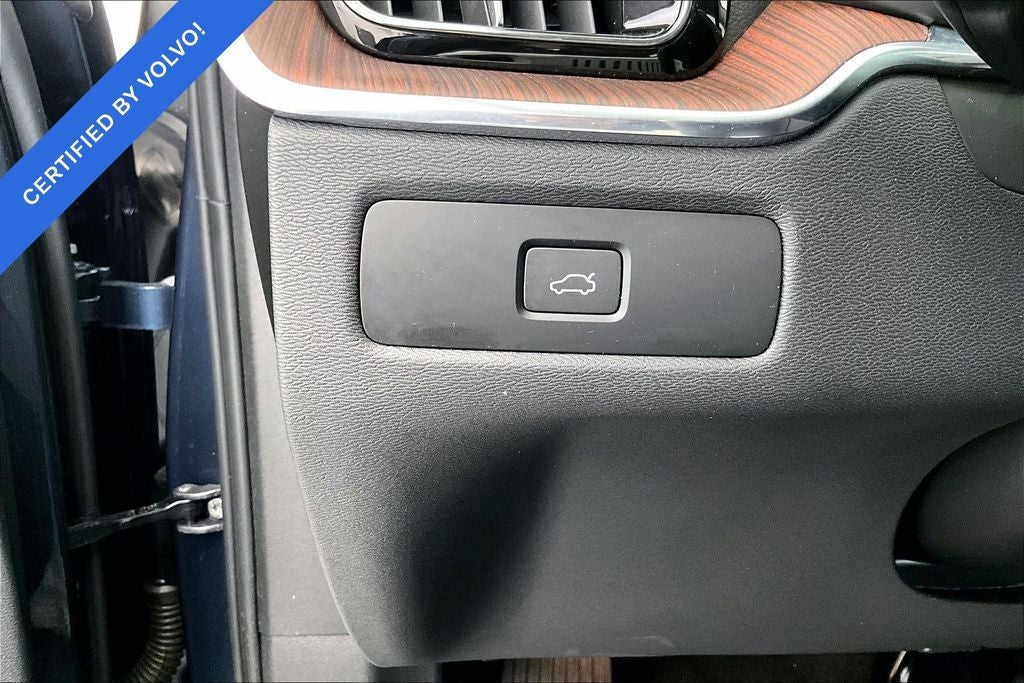 2023 Volvo XC60 B5 Ultimate Bright Theme