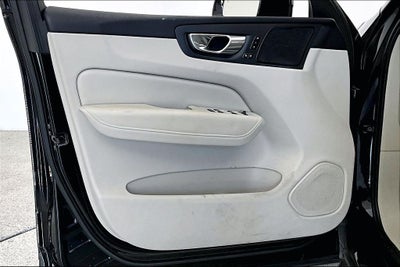 2023 Volvo XC60 B5 Ultimate Bright Theme