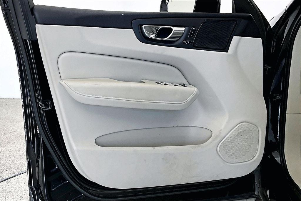 2023 Volvo XC60 B5 Ultimate Bright Theme