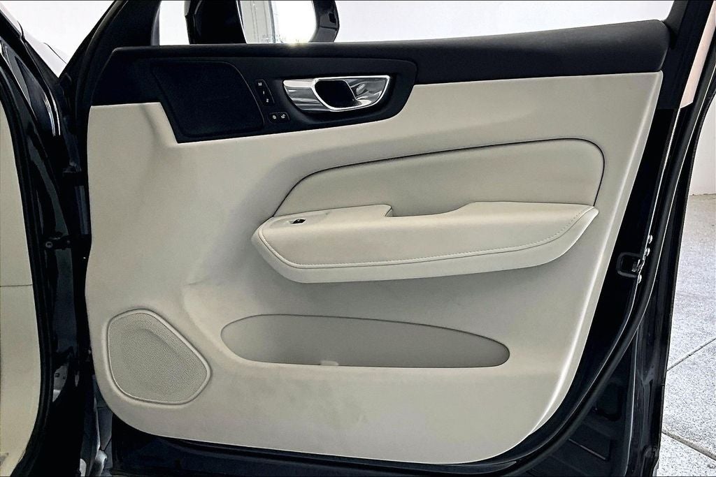 2023 Volvo XC60 B5 Ultimate Bright Theme