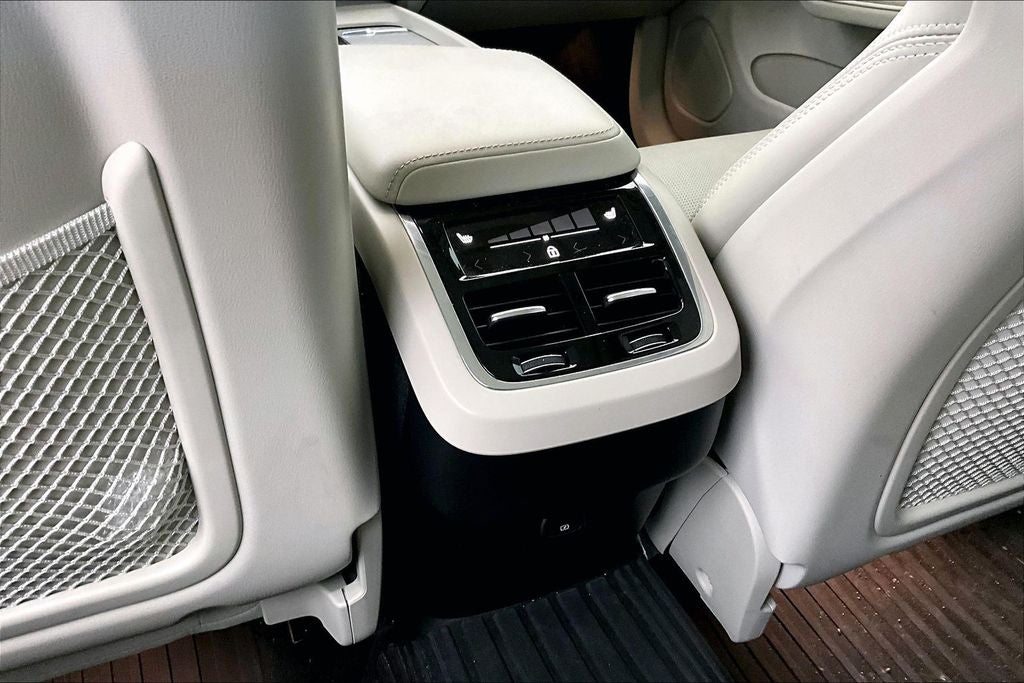 2023 Volvo XC60 B5 Ultimate Bright Theme