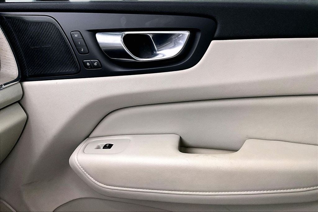 2023 Volvo XC60 B5 Ultimate Bright Theme