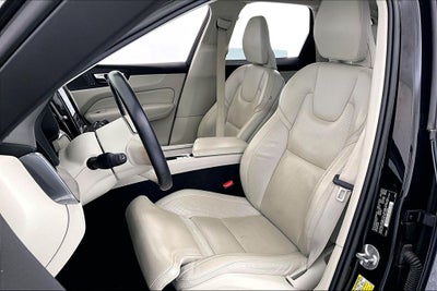 2023 Volvo XC60 B5 Ultimate Bright Theme