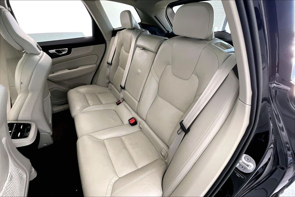 2023 Volvo XC60 B5 Ultimate Bright Theme