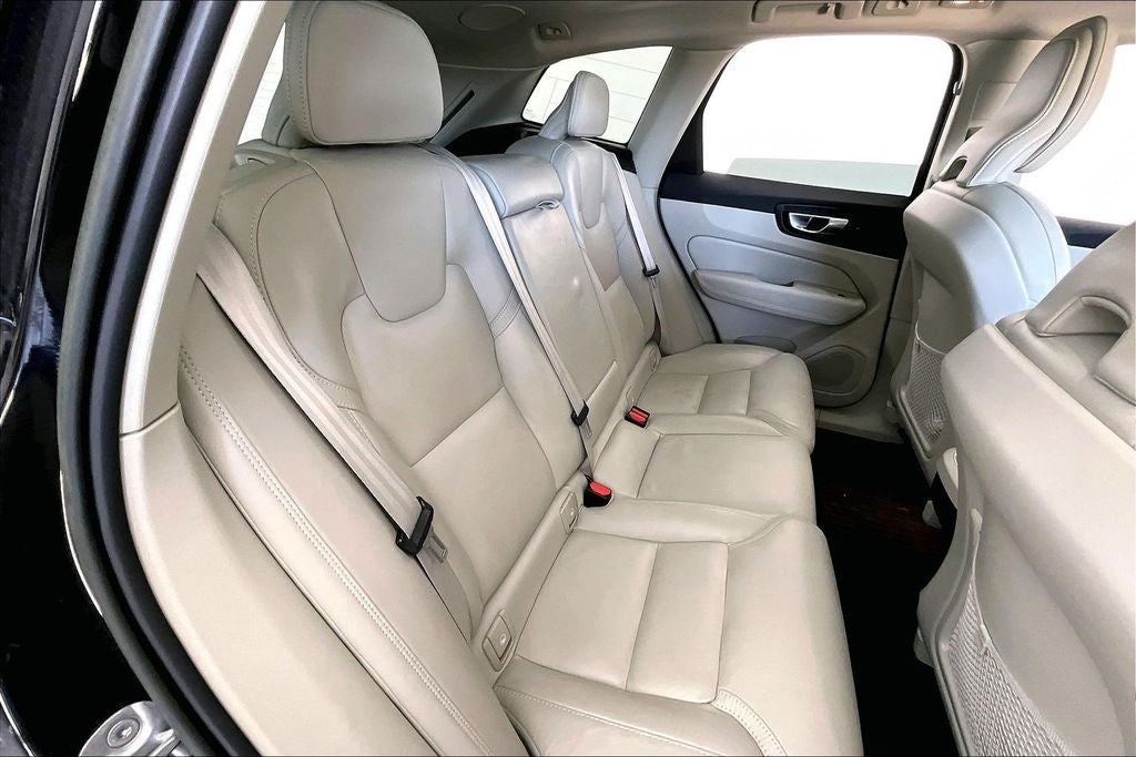 2023 Volvo XC60 B5 Ultimate Bright Theme