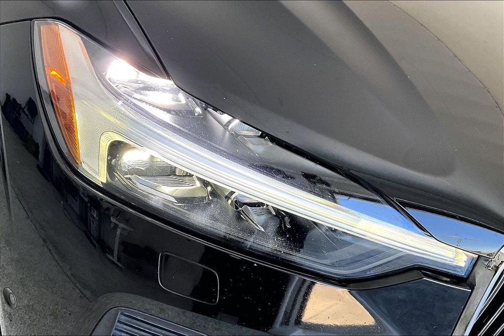 2023 Volvo XC60 B5 Ultimate Bright Theme