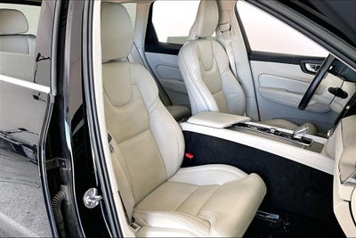 2023 Volvo XC60 B5 Ultimate Bright Theme