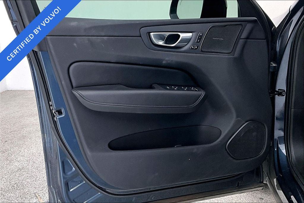 2024 Volvo XC60 B5 Plus Dark Theme