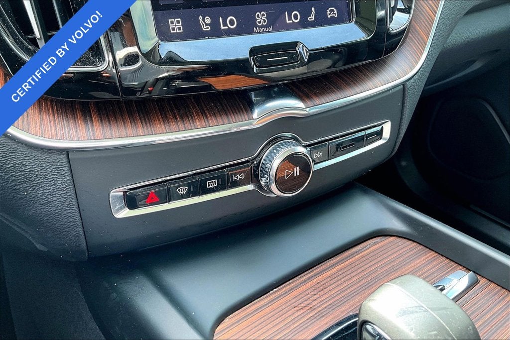 2024 Volvo XC60 B5 Plus Dark Theme
