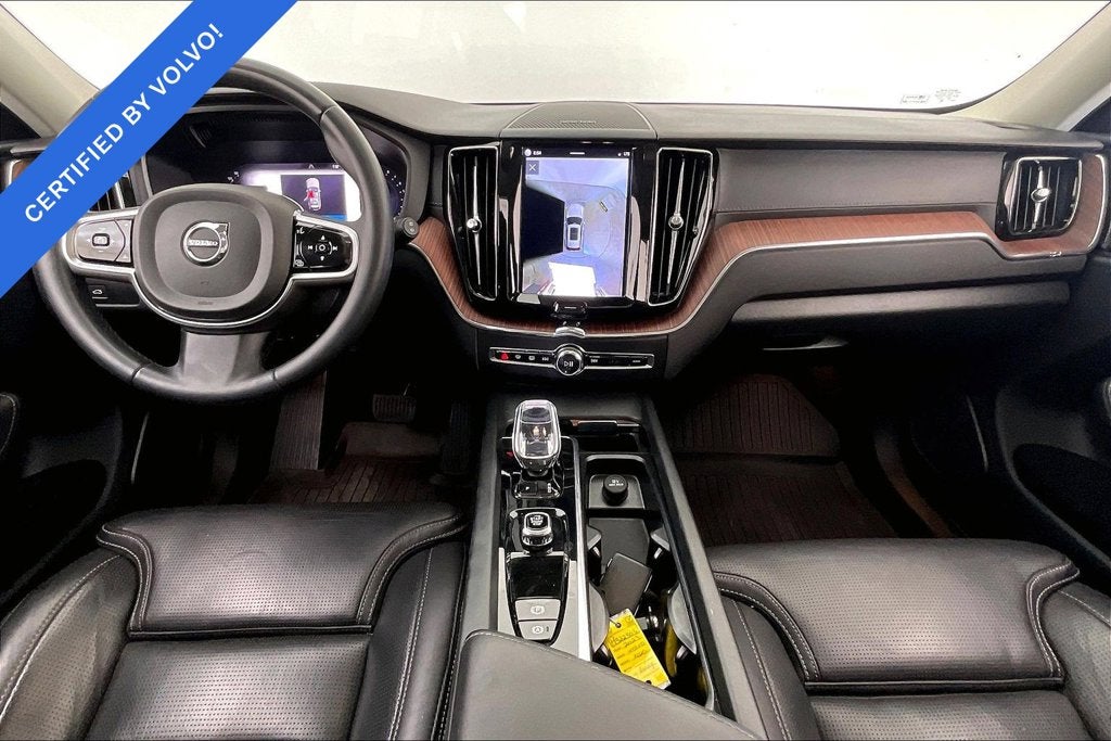 2023 Volvo XC60 B5 Ultimate Dark Theme