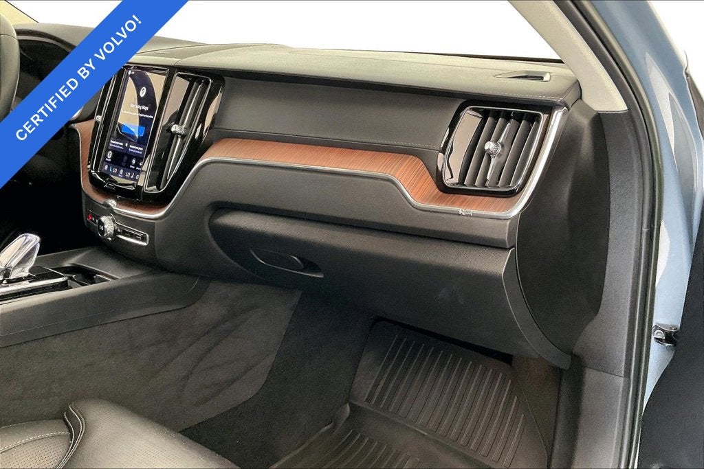 2023 Volvo XC60 B5 Ultimate Dark Theme