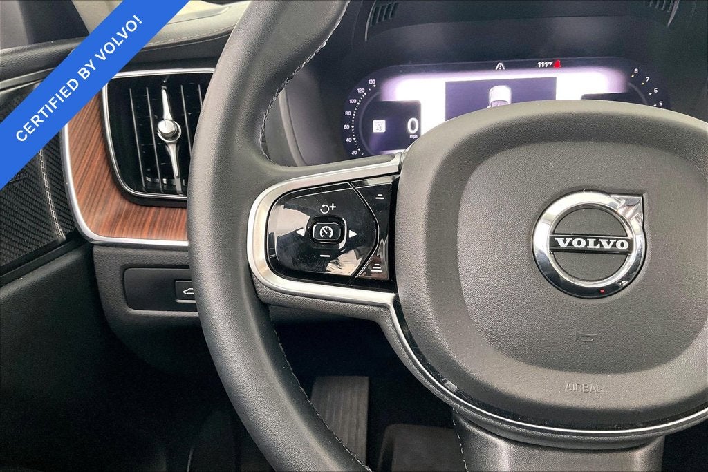 2023 Volvo XC60 B5 Ultimate Dark Theme