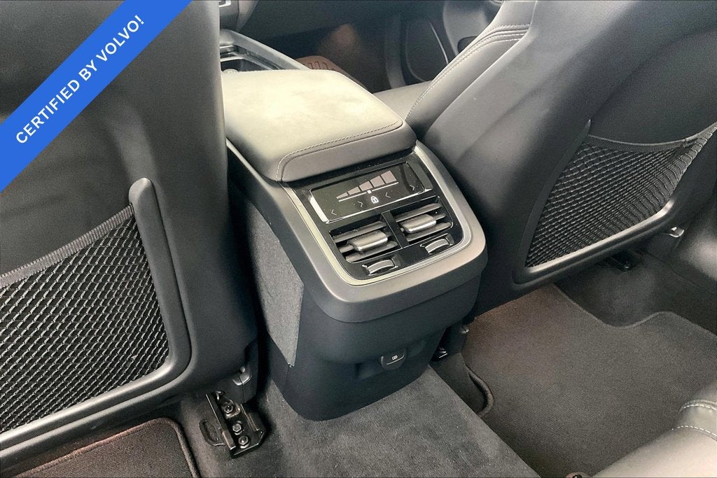 2023 Volvo XC60 B5 Ultimate Dark Theme