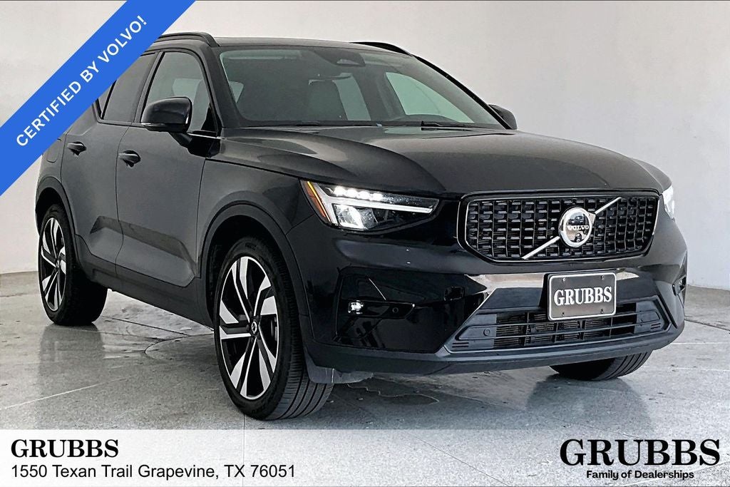 2025 Volvo XC40 B5 Plus Dark Theme