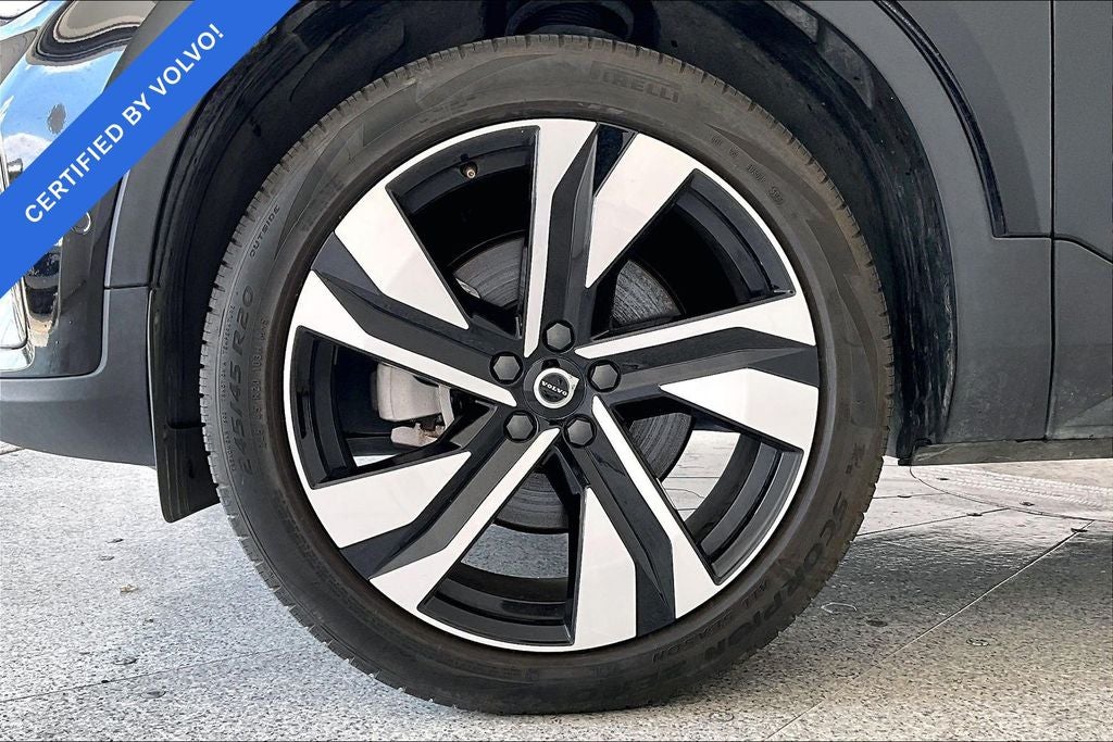2025 Volvo XC40 B5 Plus Dark Theme