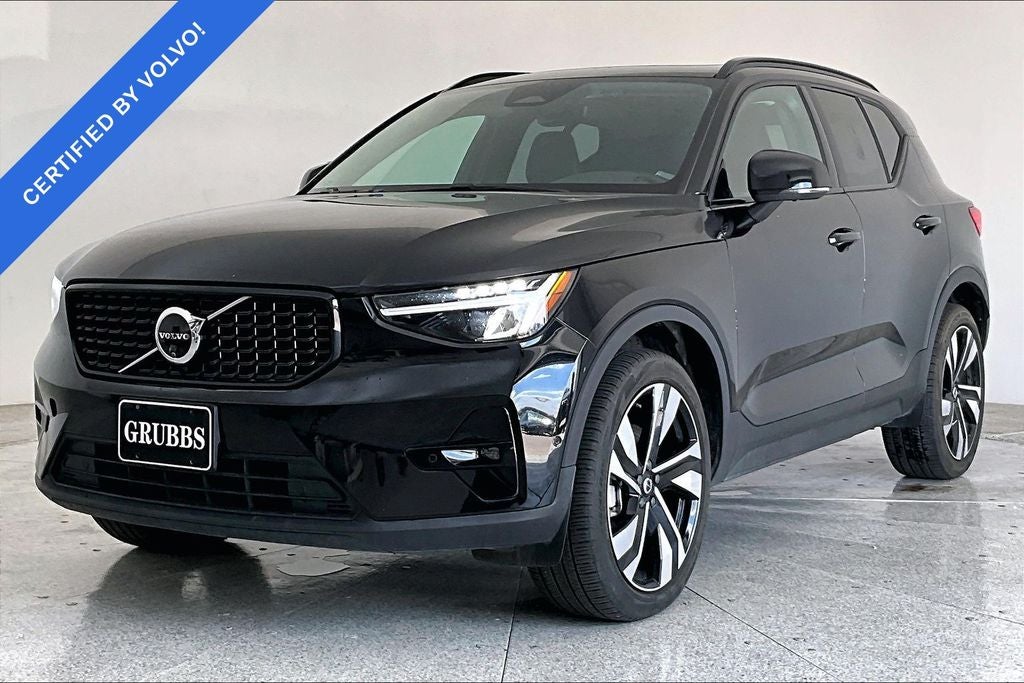 2025 Volvo XC40 B5 Plus Dark Theme