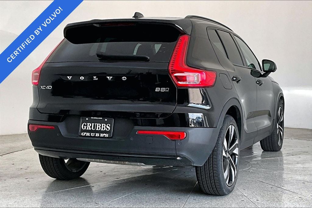 2025 Volvo XC40 B5 Plus Dark Theme