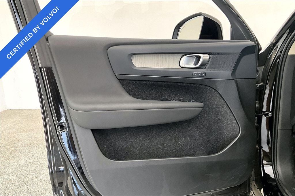 2025 Volvo XC40 B5 Plus Dark Theme