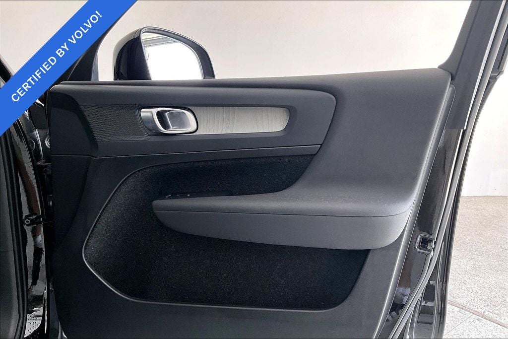 2025 Volvo XC40 B5 Plus Dark Theme