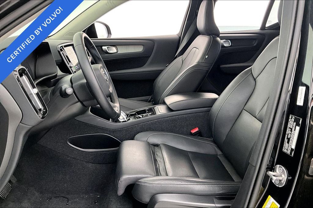 2025 Volvo XC40 B5 Plus Dark Theme