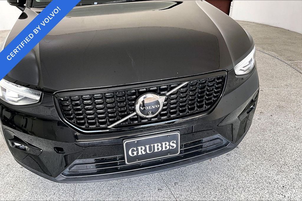 2025 Volvo XC40 B5 Plus Dark Theme